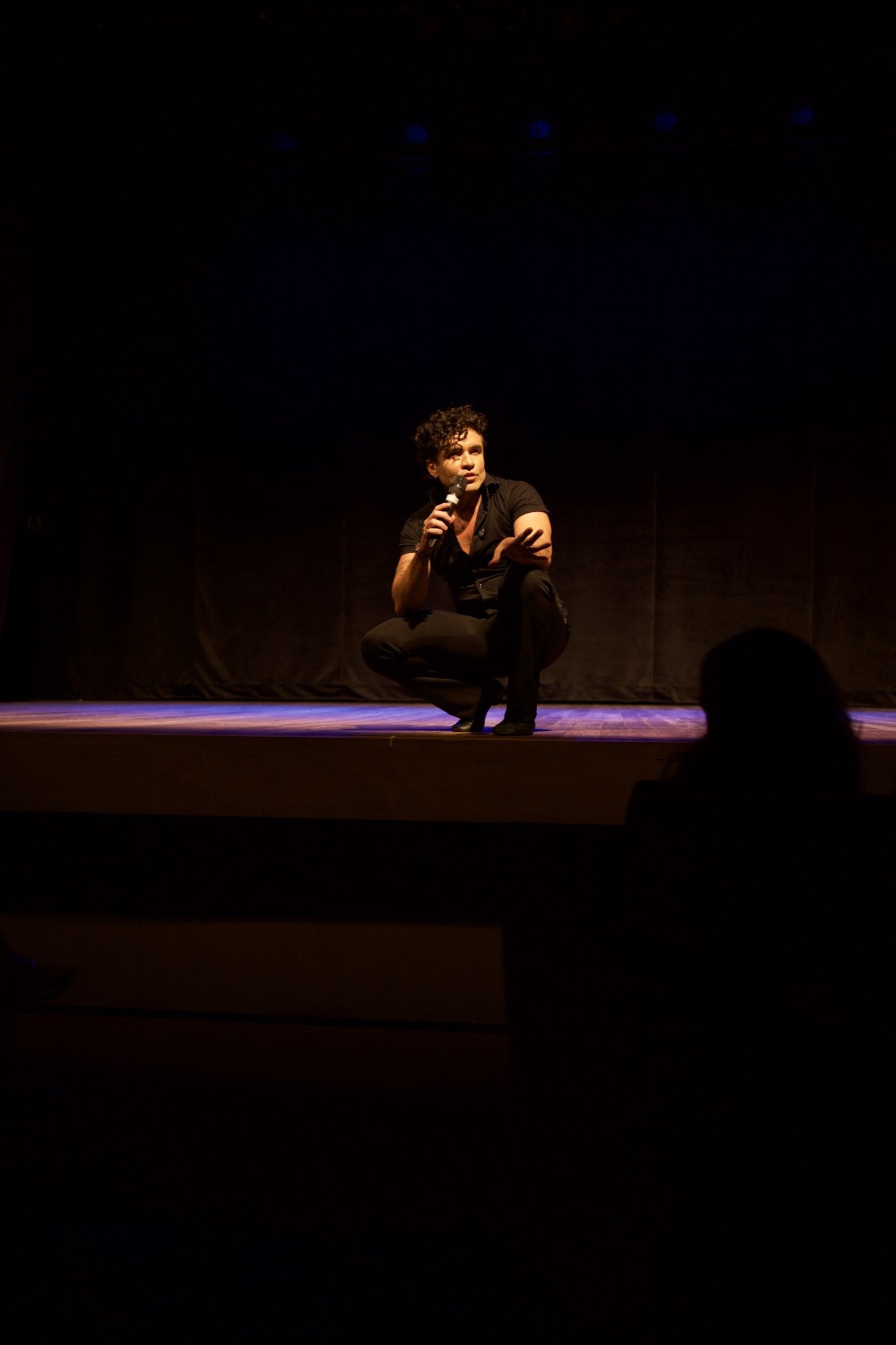 Diego Borges no palco com microfone durante a palestra Em Ritmo Quente